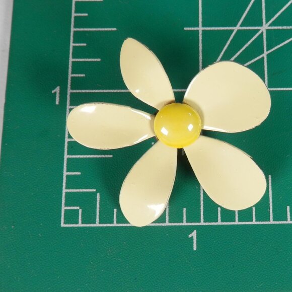 Vtg 60s 70s Clip On Light Yellow Enamel Flower Earring Mod Daisy Retro 1.5" - Picture 7 of 7